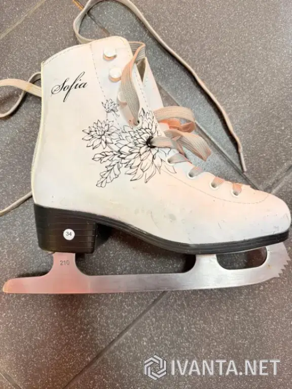 детские коньки и лыжные ботинки