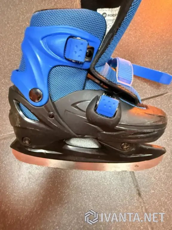 детские коньки и лыжные ботинки