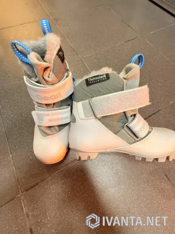 детские коньки и лыжные ботинки