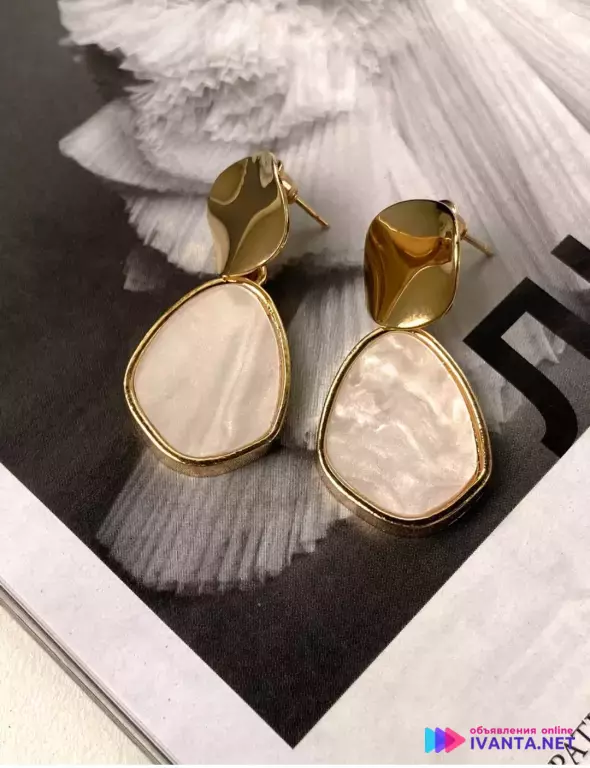 Серьги с белыми вставками