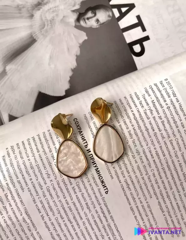 Серьги с белыми вставками