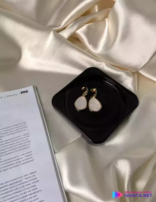Серьги с белыми вставками